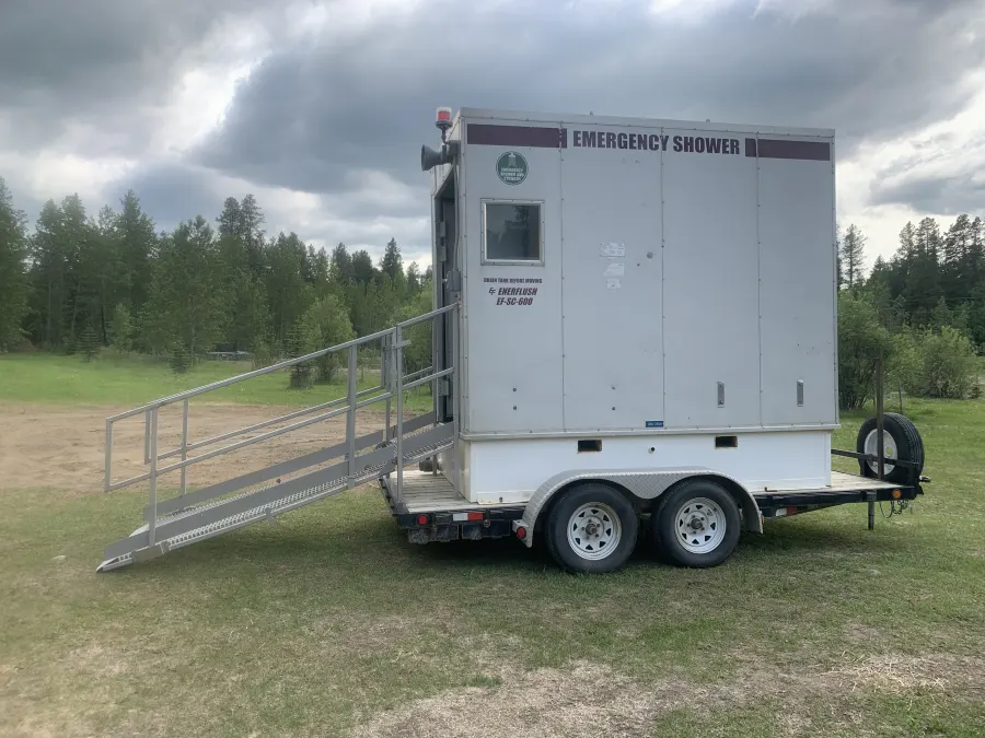 Skid-mounted emergency shower unit for confined sites